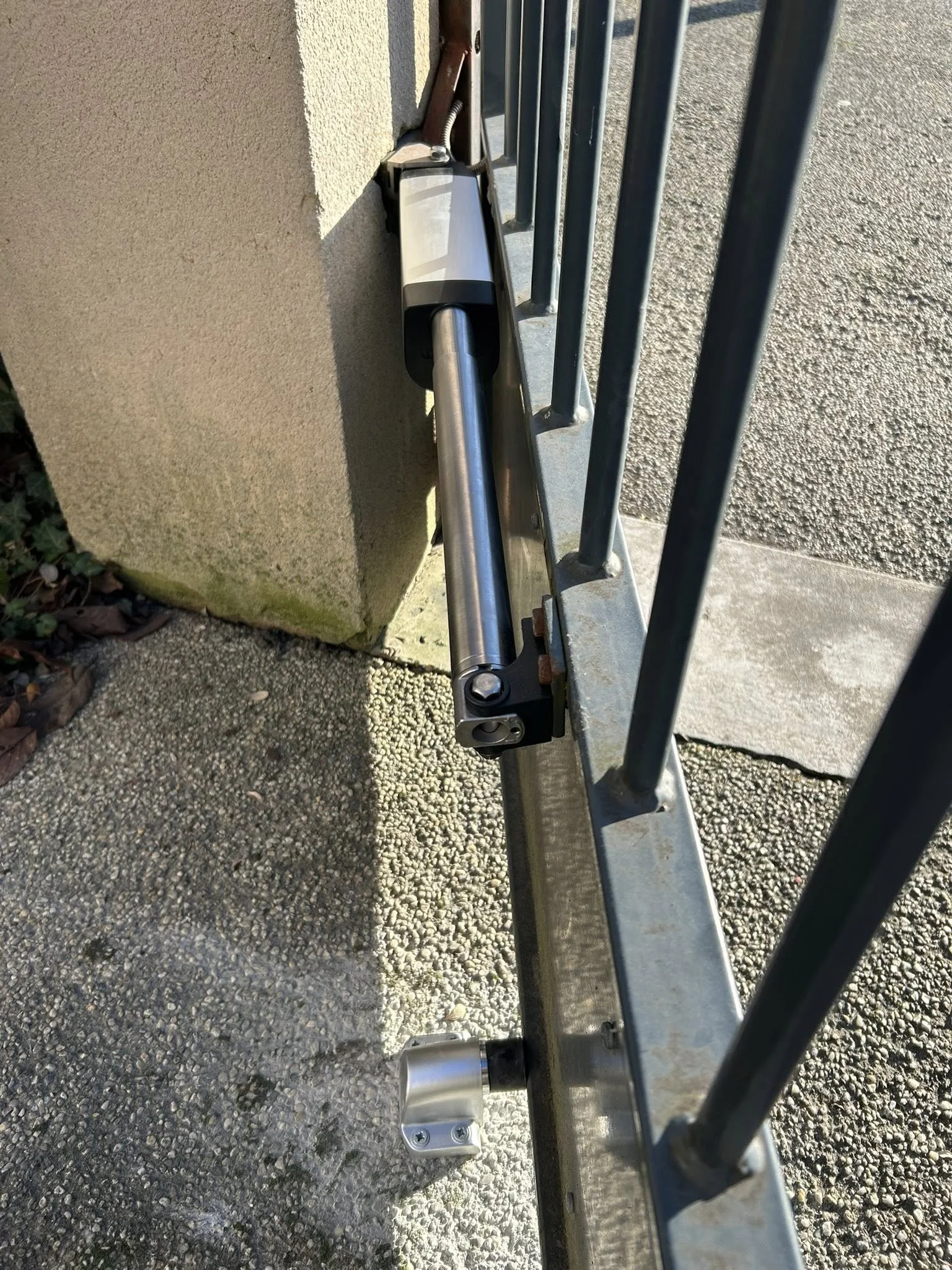 Changement d'un ferme-porte Locinox HS + pose d'une butée au sol - Image 1